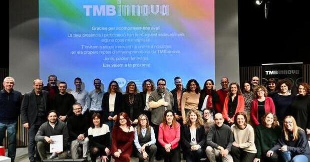 Foto de família a l'escenari del MACBA