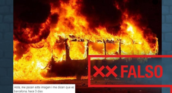 Fotografia d'un bus cremat a Xile que es va difondre com si hagués estat presa a Barcelona / Font: Newtral