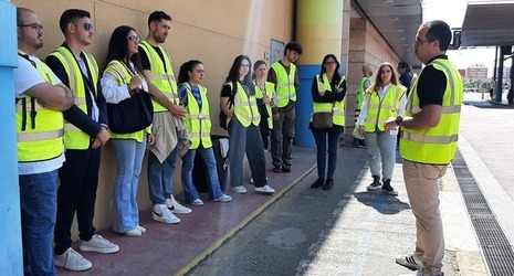 L'alumnat amb el Coordinador de Manteniment de Bus durant la visita