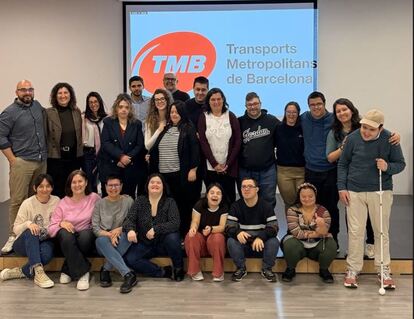 Foto de família dels joves de la Fundació i del personal de TMB que va participar a les entrevistes simulades