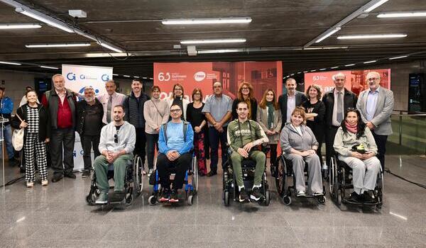 Foto de família de l'acte amb què s'ha celebrat l'aniversari de la col·laboració entre TMB i l'Institut Guttmann