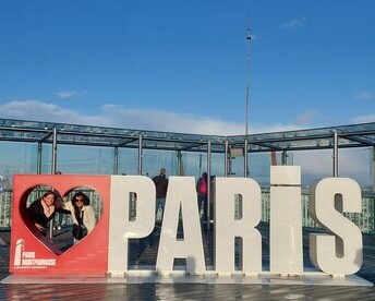 La Laura Ropero a París durant el viatge que va guanyar per Relats Curts Petsonal