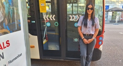 La Paula davant d'un dels busos que ha portat les primeres setmanes