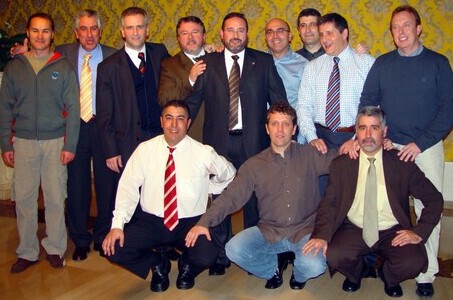 Diversos aprenents del 80 amb el cap de la secció d'aprenents (segon per l'esquerra)