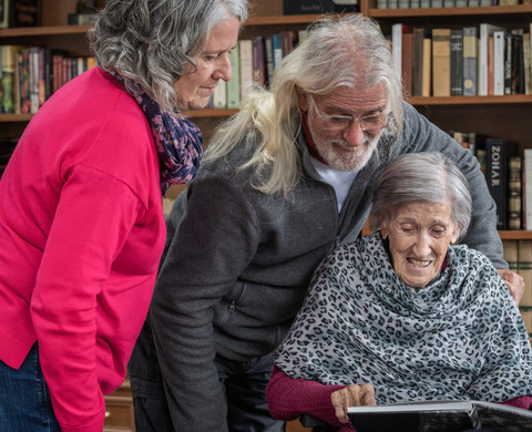 La Mercè amb un dels llibres editats amb motiu del Centenari