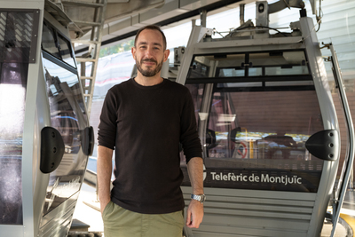 Davant una cabina del Telefèric