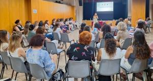 Edurne García, de TMB, dirigint-se a les companyes de la jornada