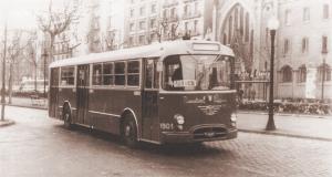 El prototip d'autobús Pegaso 6035 circulant per Barcelona / Arxiu TMB