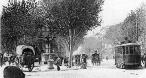 El tramvia passant per la plaça Urquinaona l'any 1899 / Arxiu TMB