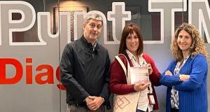 José Manuel Morales i Mònica Peinado lliuren el premi a la guanyadora, la Noelia Vázquez