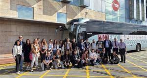 Grup de innobus posant davant del bus