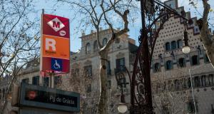 Banderola de l'accés de Passeig de Gràcia compartit per Metro i Rodalies / Pep Herrero