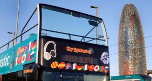 Un bus del Barcelona Bus Turístic en el seu recorregut de la línia blava / Pep Herrero