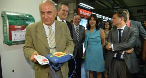 El doctor Josep Brugada mostra el desfibril·lador instal·lat a l'estació d'Universitat / Pep Herrero