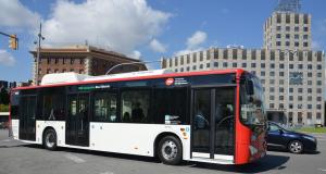 El bus BYD K9 circulant en proves per la plaça d'Espanya / Pep Herrero
