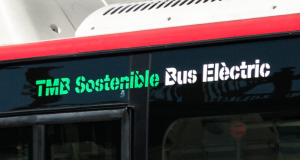 Llegenda "TMB sostenible, bus elèctric" en un cotxe de la flota de TMB / Pep Herrero