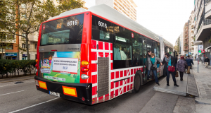 Bus de la línia H8 aturat a l'avinguda Josep Tarradellas / Pep Herrero