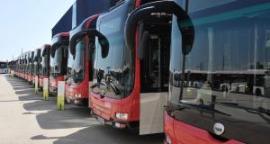 Autobusos híbrids i de gas natural comprimit exposats al Parc del Fòrum / Pep Herrero