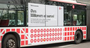 Missatge de la campanya adherit al lateral d'un autobús de la línia H6 / Pep Herrero