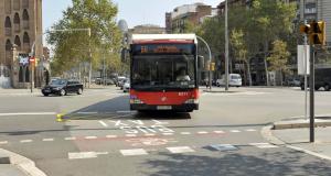 El lateral muntanya de la Gran Via, entre Marina i la plaça d'Espanya, per on circularà la línia H12, està reservat al transport públic, els veïns i els serveis. / Miguel Ángel Cuartero