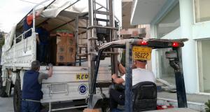 Decarregant el camió a Idomeni / CSC