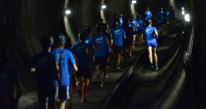Els primers corredors s'endinsen al túnel des de l'estació d'Universitat / Pep Herrero