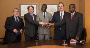 Portabella i Forn amb el ministre de Transports de Gàmbia i, a banda i banda, el cònsol i l'ambaixador del país africà / Pep Herrero