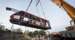 Un dels cotxes del tren número 2 en el moment de ser hissat per una grua de gran tonatge / Pep Herrero