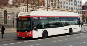 El bus híbrid de gas natural comprimit a la parada de Plaça d'Espanya - FGC / M.A. Cuartero