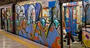 Imatge de l'exterior d'un tren vandalitzat al metro de Roma / © Flickr Flowizm