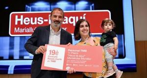 El conseller delegat de TMB, Xavier Flores, entrega a la companya Esther Gil, enginyera de vies, el primer premi de la categoria Personal de TMB / Foto: MA Cuartero