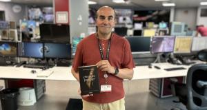Alberto Sedeño amb la seva primera novel·la al Centre de Seguretat i Protecció Civil de Metro / Foto: Eloi Blanes