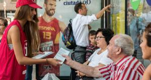 Una informadora distribueix fullets sobre la nova xarxa de bus als usuaris / Pep Herrero