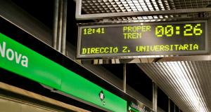 Cartell lluminós d'informació a l'estació de Trinitat Nova de la línia 3 / Pep Herrero