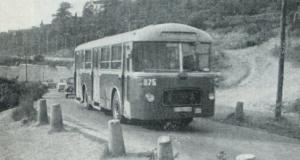 L’autobús Chausson de la línia 10 pujant al Carmel / Arxiu TMB