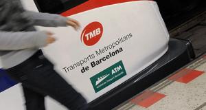Logos de l'ATM i TMB en un tren del metro / Pep Herrero