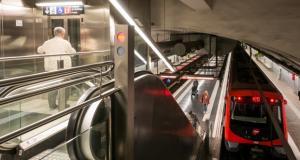 Imatge del metro amb un ascensor en primer pla / TMB