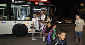 Transport solidari dels nens que van arribar la nit del 4 de juliol al Prat / Miguel Àngel Cuartero