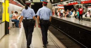 Patrulla uniformada de Mossos d'Esquadra al metro / Pep Herrero