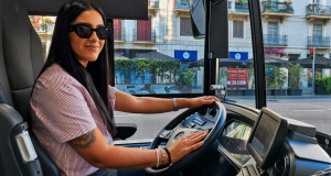 La Paula al volant en un dels seus dies de servei / Foto: Carme Becerra (TMB)