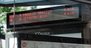 Pantalla d'informació a l'usuari en una parada d'autobús del carrer de Sants / M. Á. Cuartero