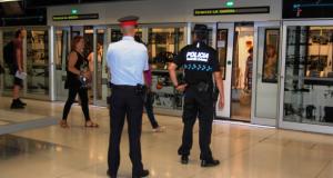 Agents dels Mossos d’Esquadra i de la policia nacional a l'estació de Llefià de la línia 10 / Ajuntament de Badalona