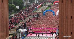 La Cursa de la Dona reuneix cada any una enorme 'marea rosa'