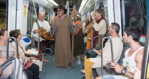 Quico el Cèlio, el Noi i el Mut de Ferreries cantant disfressats dins el metro / M. Á. Cuartero