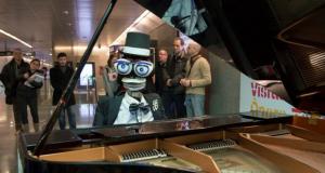 El robot del Maria Canals tocant el piano a Diagonal / Miguel Ángel Cuartero