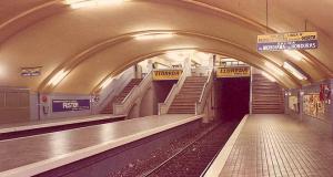 L'estació de La Sagrera (L1) el 1974. 20 anys després de la seva inauguració encara mantenia el disseny original/Arxiu TMB