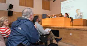 Un moment de la sessió informativa corresponent al districte de Gràcia, a la biblioteca Jaume Fuster / Miguel Ángel Cuartero