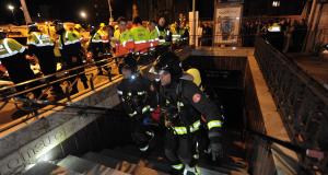 Evacuació de passatgers ferits en l'incendi simulat, a través de l'accés principal de l'estació de Sagrada Família de la línia 5 / Pep Herrero