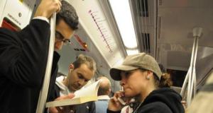 Una usuària parlant amb el seu mòbil dins d'un comboi / Pep Herrero