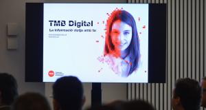 Imatge de la campanya "TMB Digital. La informació viatja amb tu" en una pantalla de l'acte de presentació / Pep Herrero